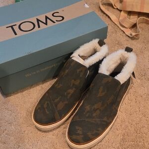TOMS Green Camouflage Slip-Ons